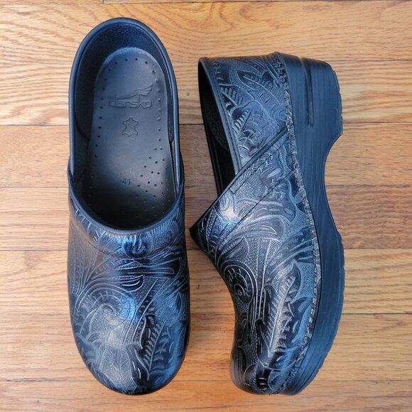 Dansko 41 Antique Black Embossed Tooled Swirl Leather Clogs Stapled Non Slip - Picture 1 of 9